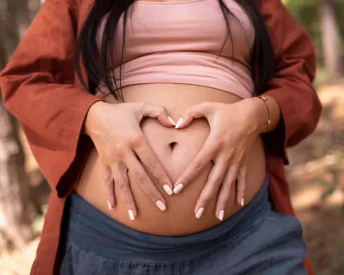 close-up-pregnant-woman-outdoors